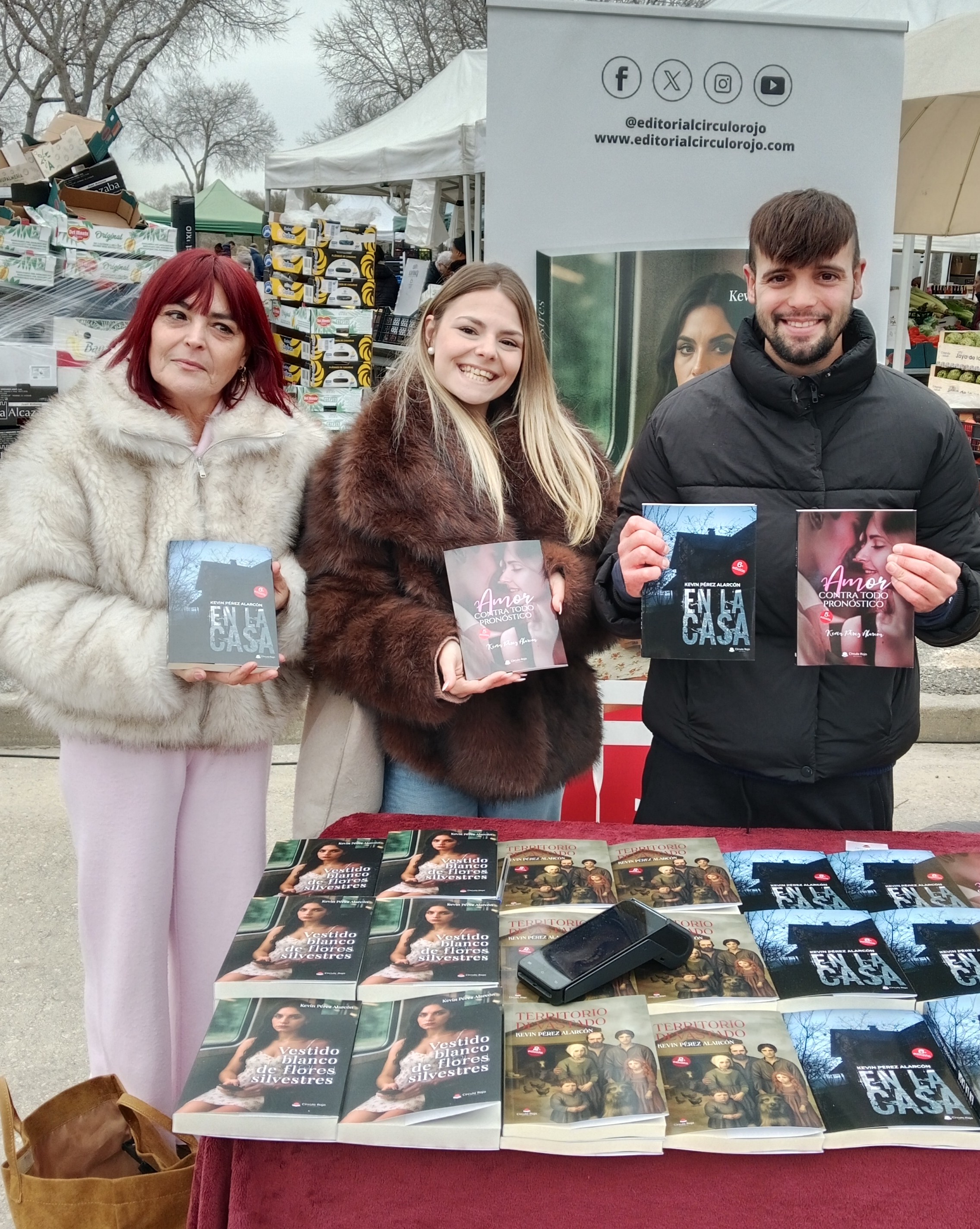 Lectoras con mis novelas En la casa y Amor contra todo pronóstico