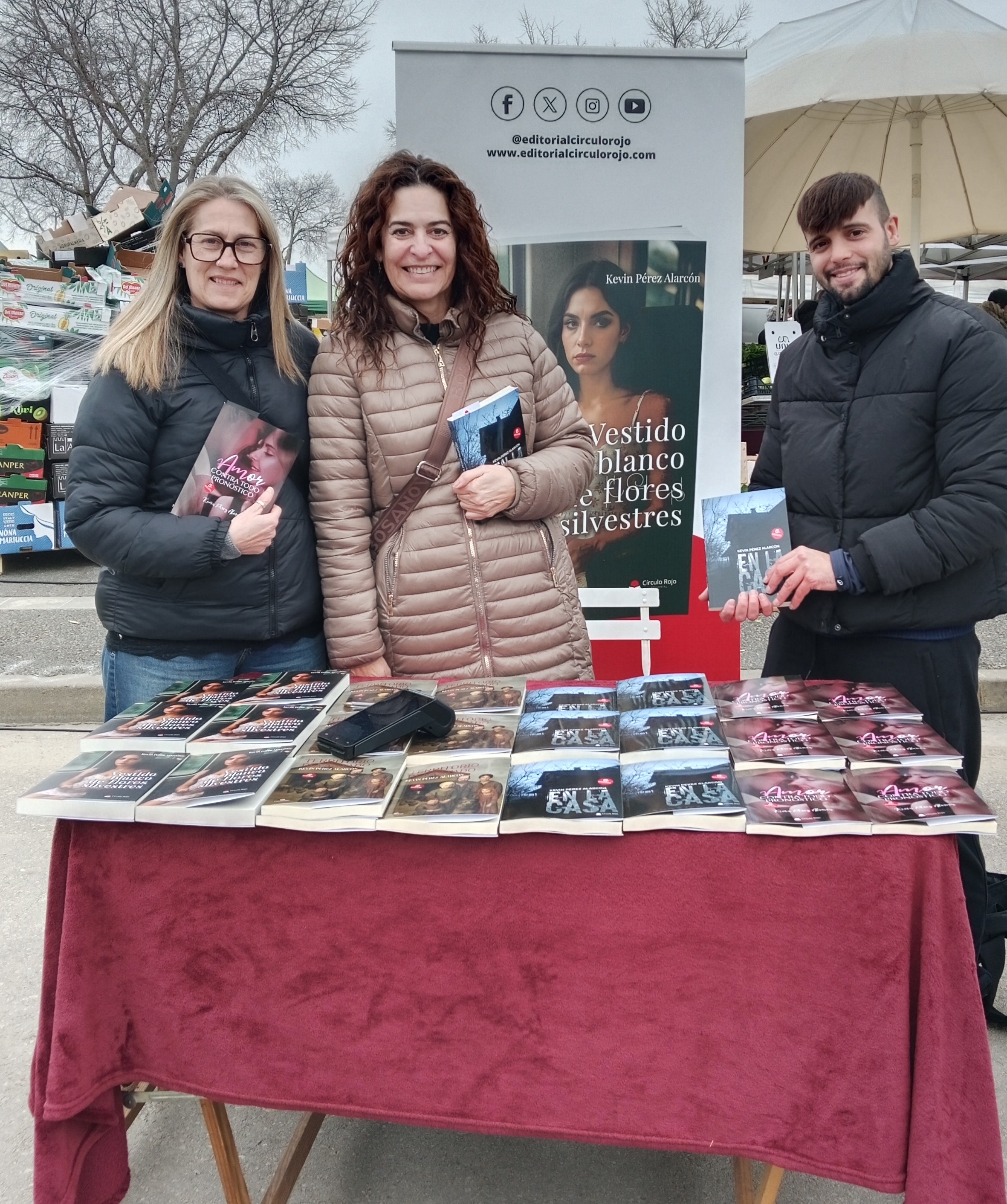 Lectoras con mis novelas En la casa y Amor contra todo pronóstico