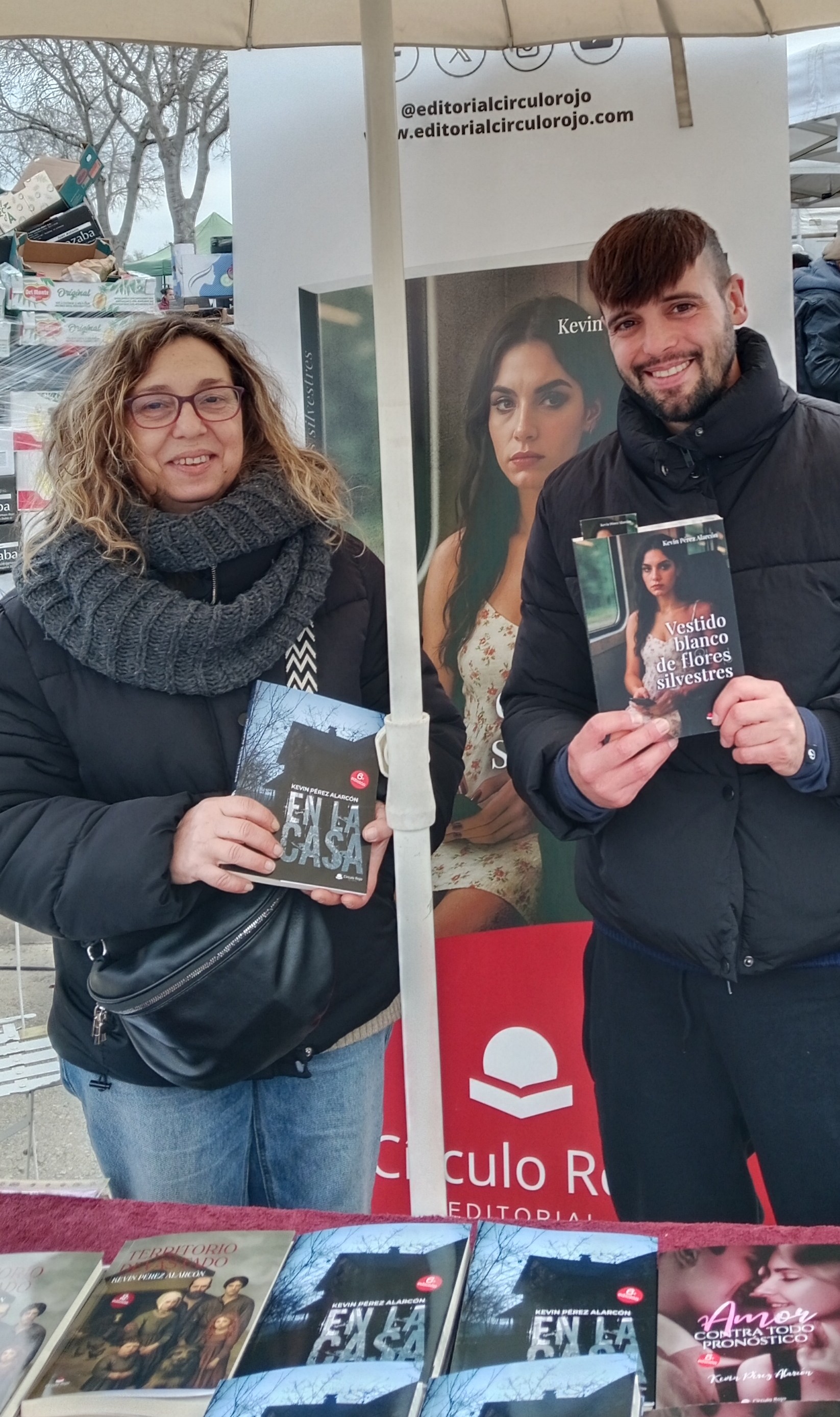 Lectora con mi novelas En la casa y Vestido blanco de flores silvestres
