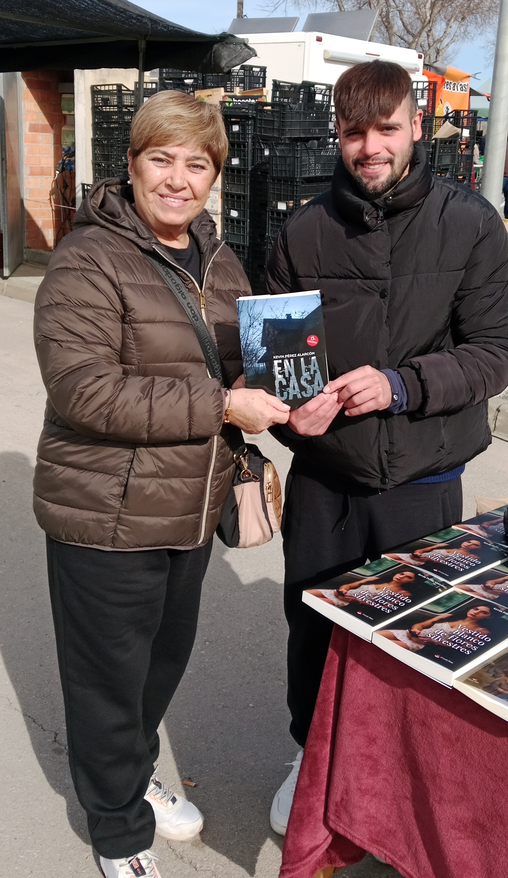 Lectora con mi novela En la casa