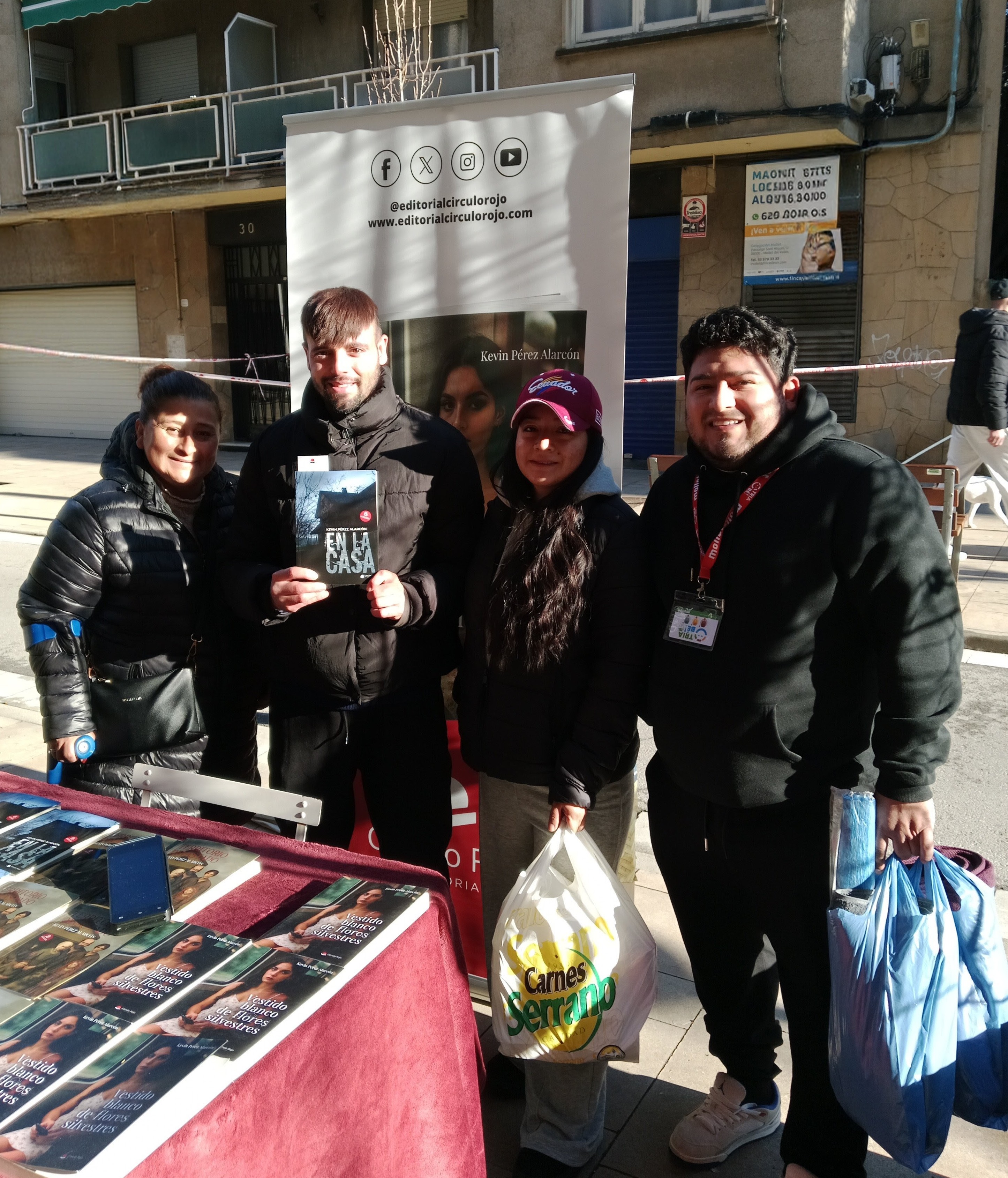 Lectores con mi novela En la casa