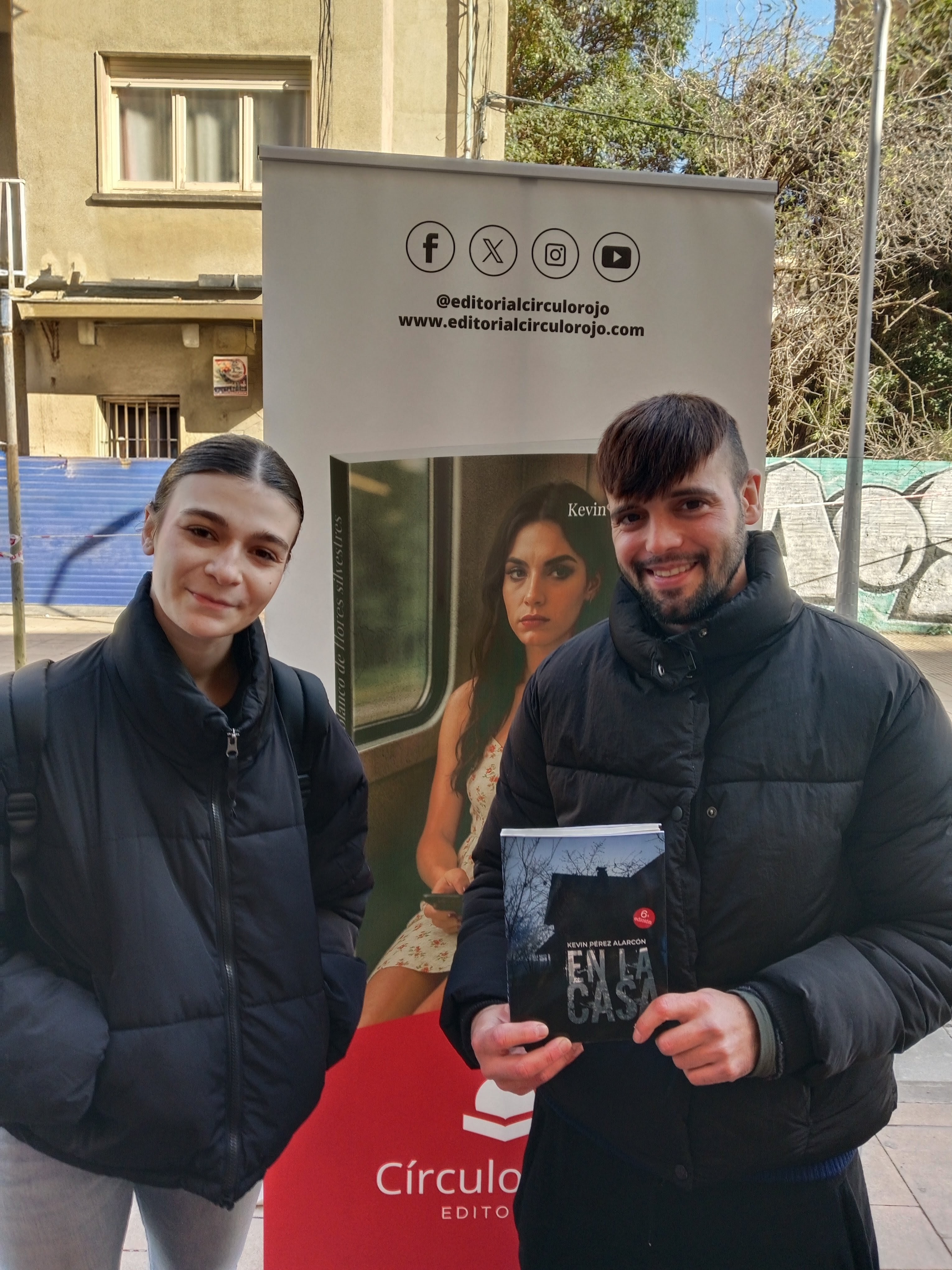 Lectora con mi novela En la casa