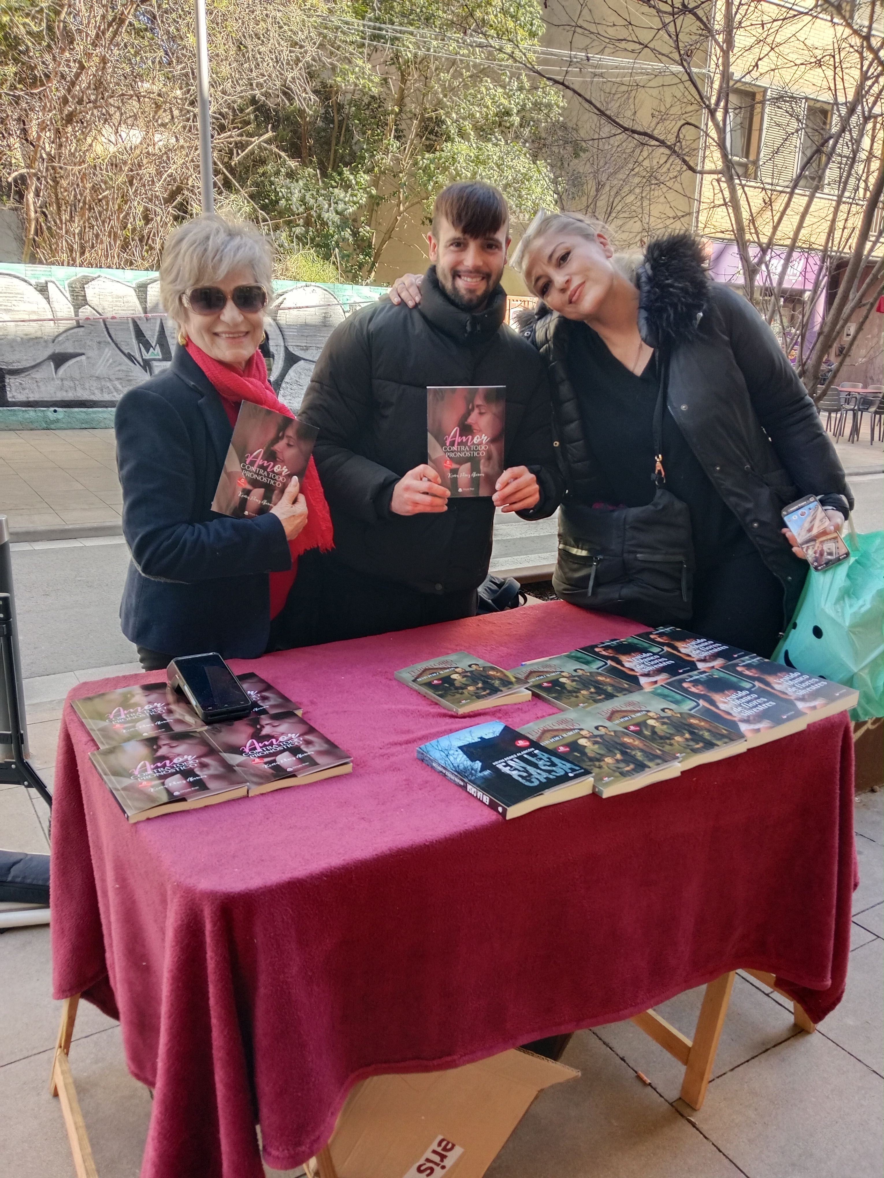 Lectoras con mi novela Amor contra todo pronóstico