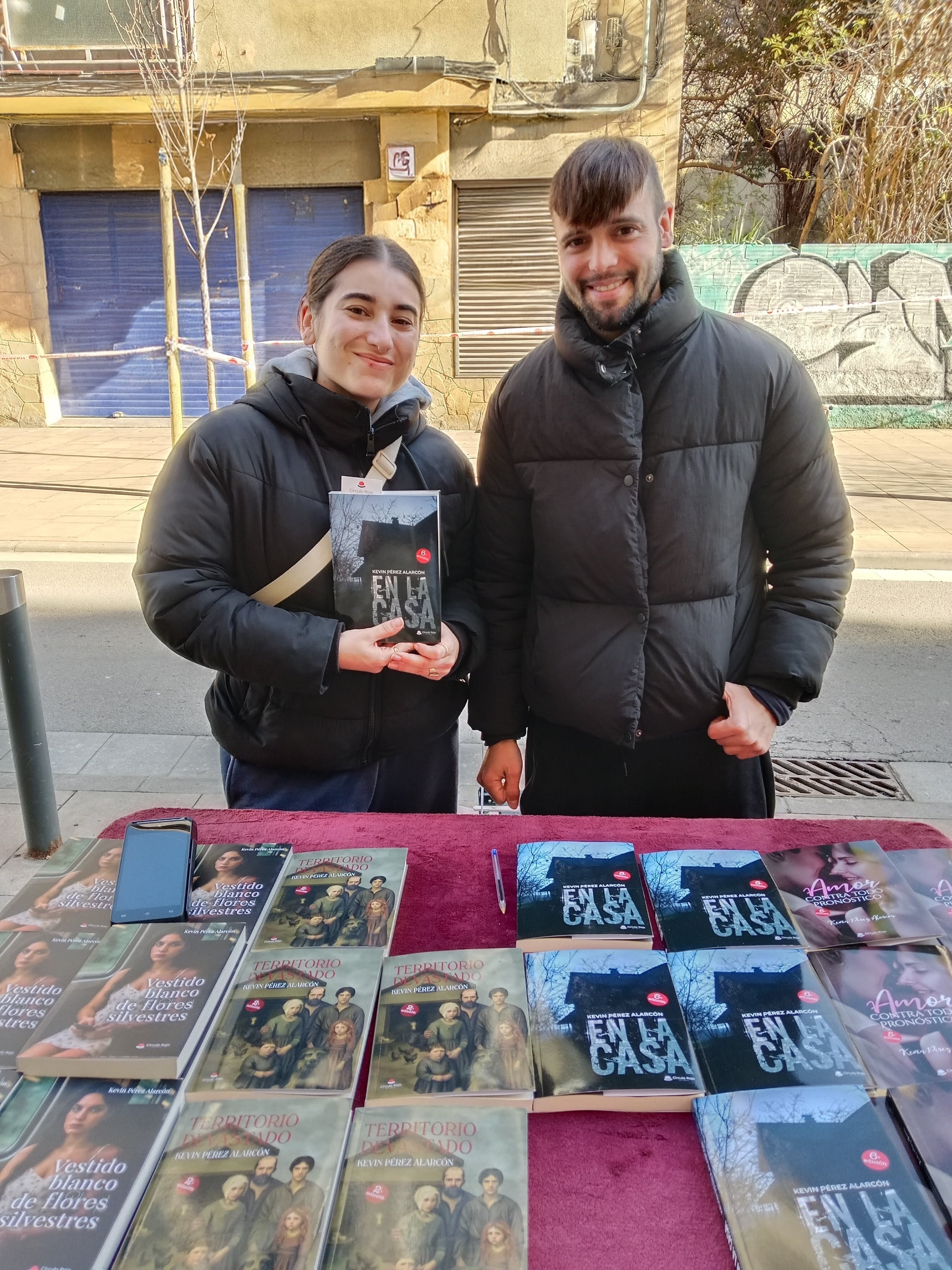 Lectora con mi novela En la casa