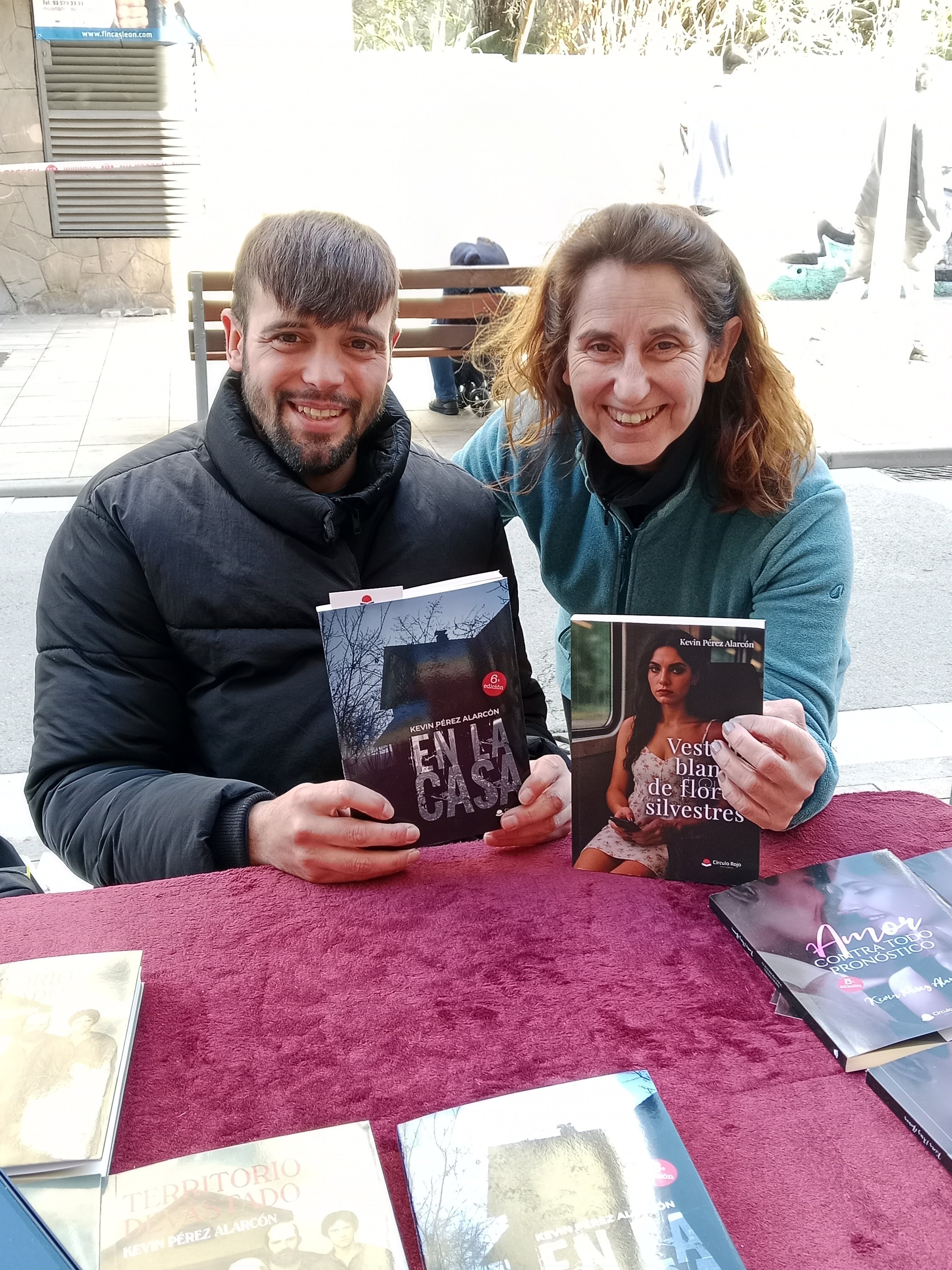 Lectora con mis novelas En la casa y Vestido blanco de flores silvestres