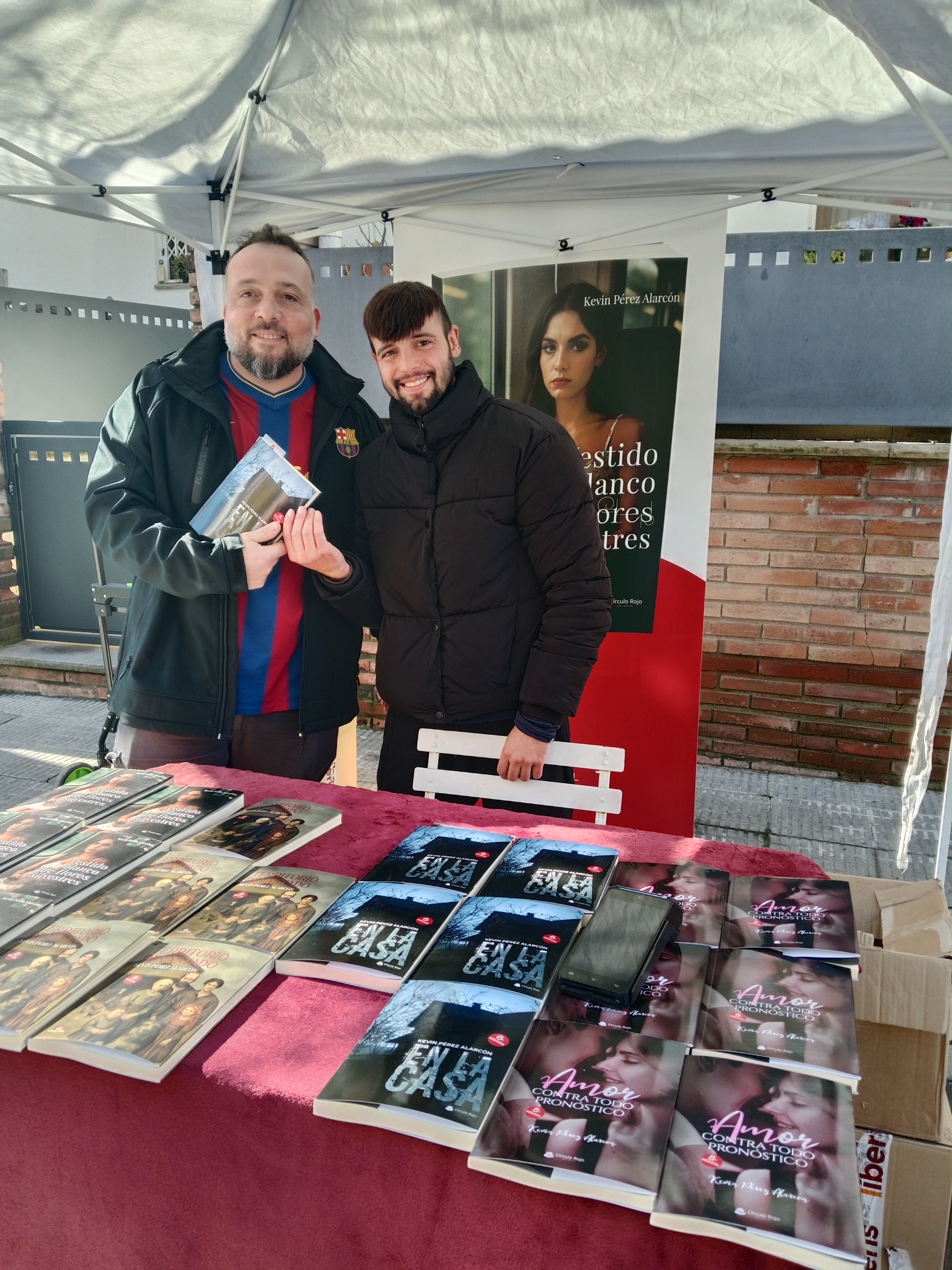 Lector con mi novela En la casa