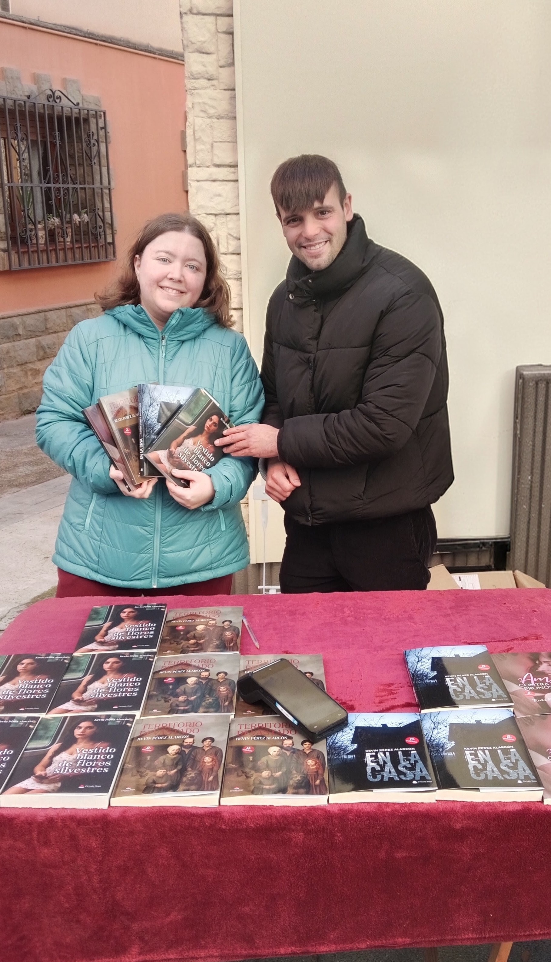 Lectora con mis novelas Amor contra todo pronóstico, En la casa, Territorio devastado y Vestido blanco de flores silvestres