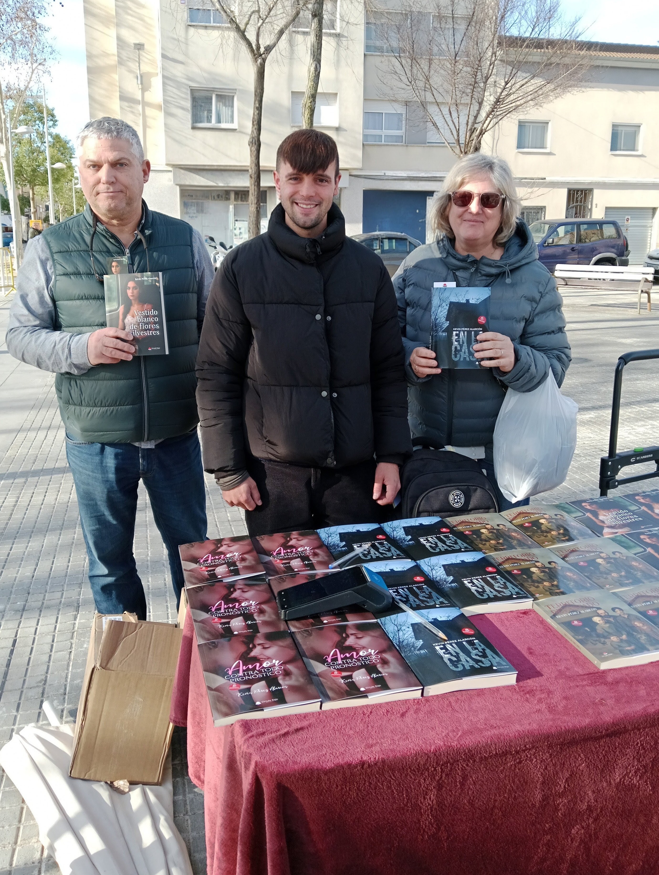 Lectores con mis novelas En la casa y vestido blanco de flores silvestres