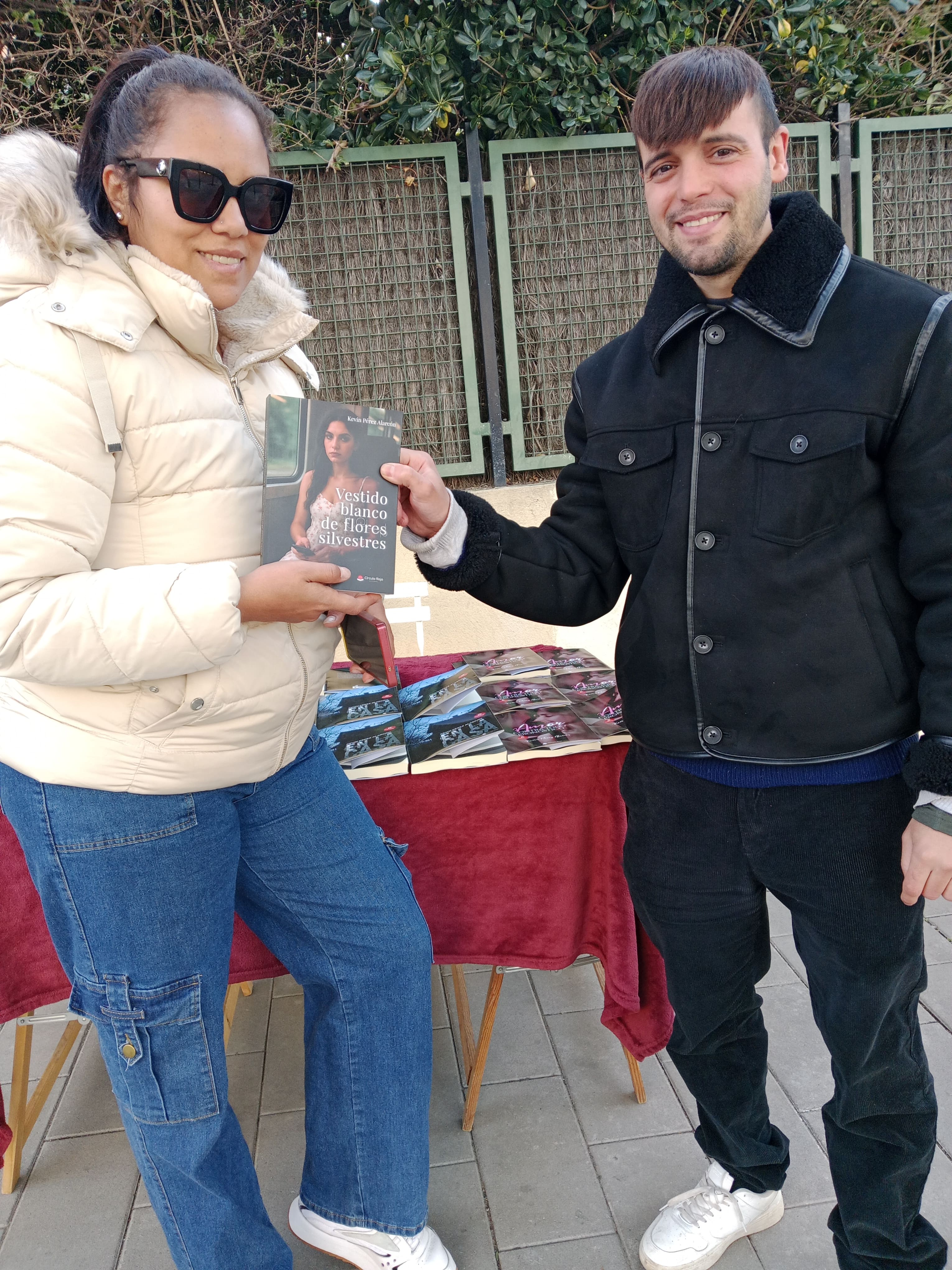 Lectora con mi novela Vestido blanco de flores silvestres