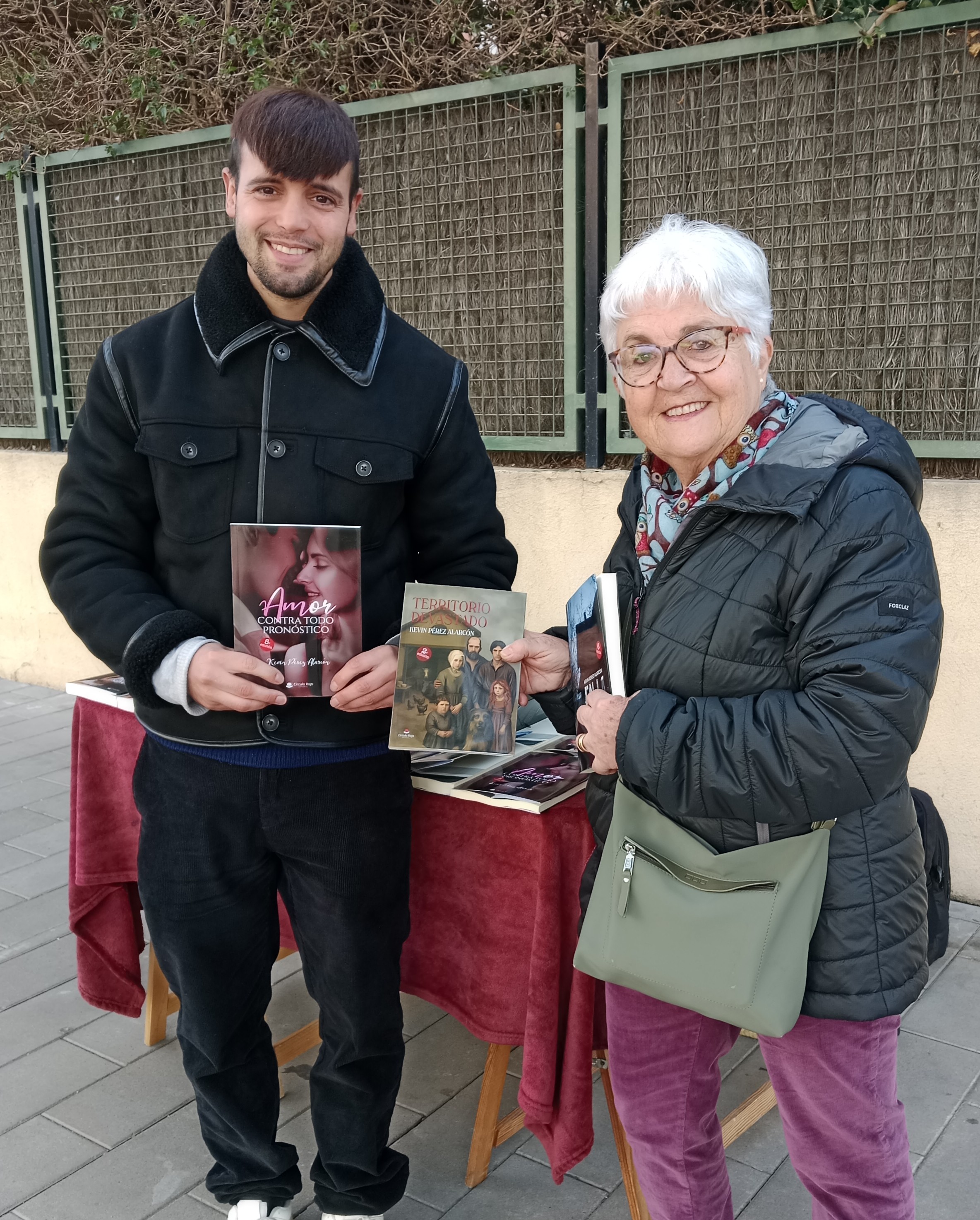 Lectora con mis novelas Amor contra todo pronóstico, En la casa y Territorio devastado