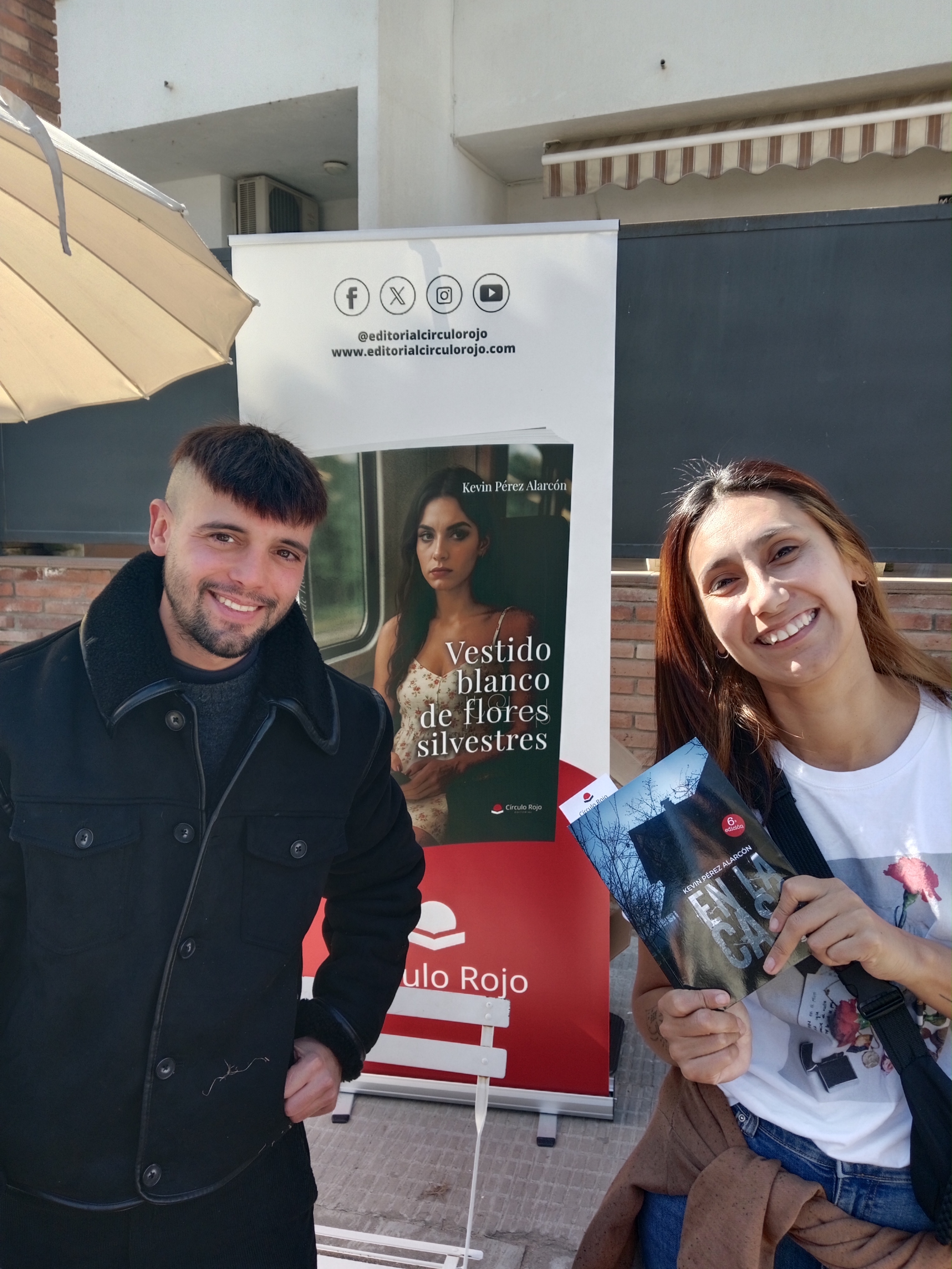 Lectora con mi novela En la casa