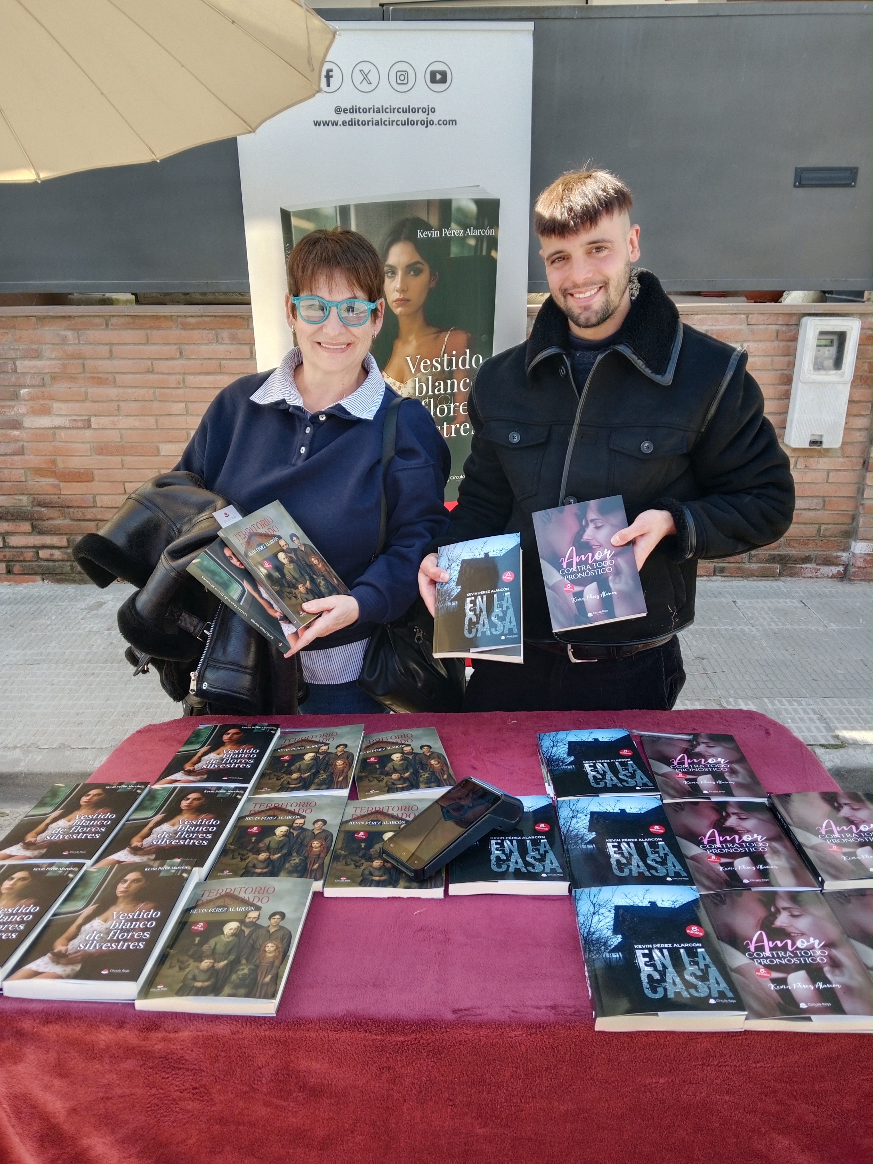 Lectora con mis novelas Amor contra todo pronóstico, En la casa, Territorio devastado y Vestido blanco de flores silvestres