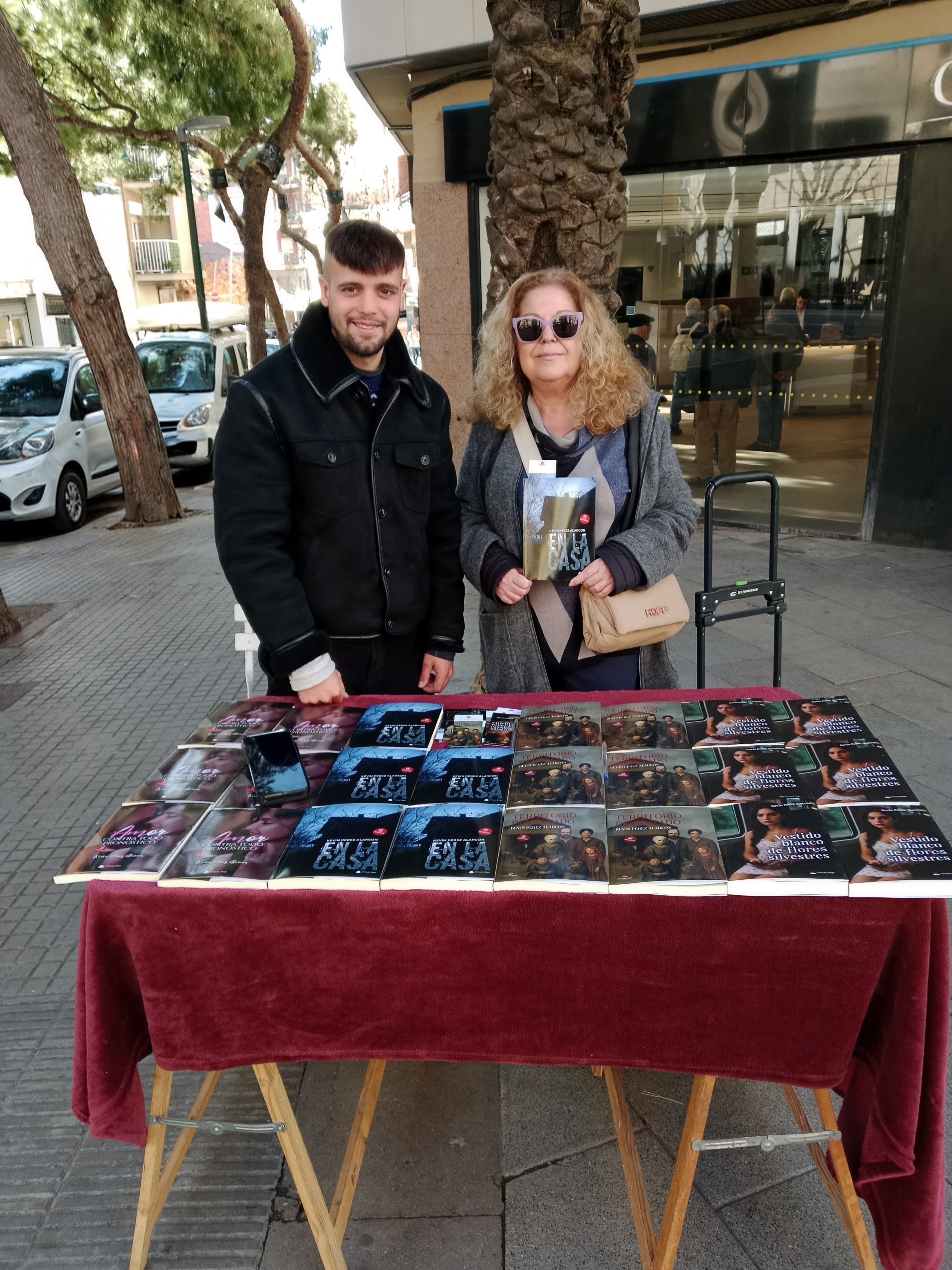 Lectora con mi novela En la casa