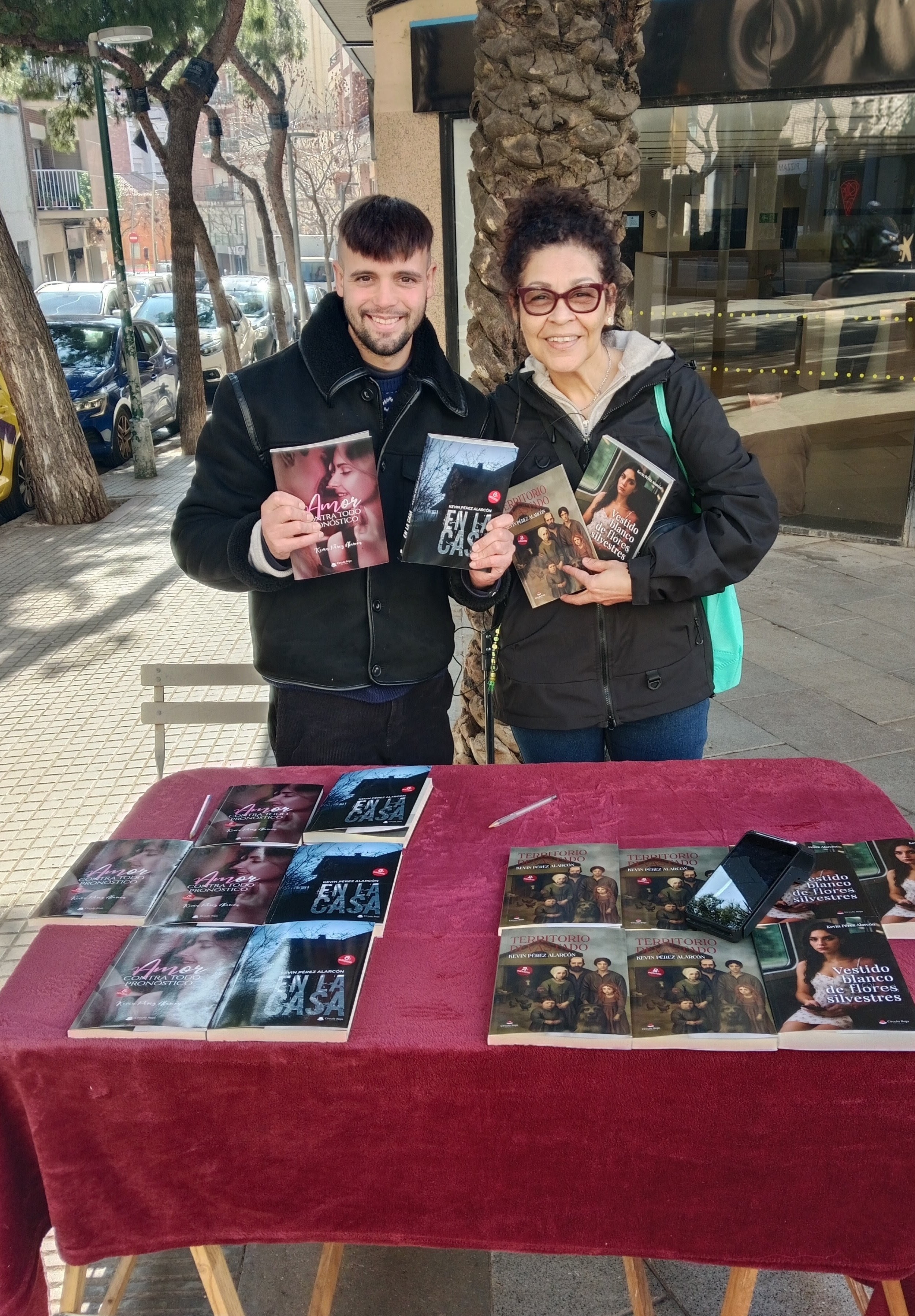 Lectora con mis novelas Amor contra todo pronóstico, En la casa. Territorio devastado y Vestido blanco de flores silvestres