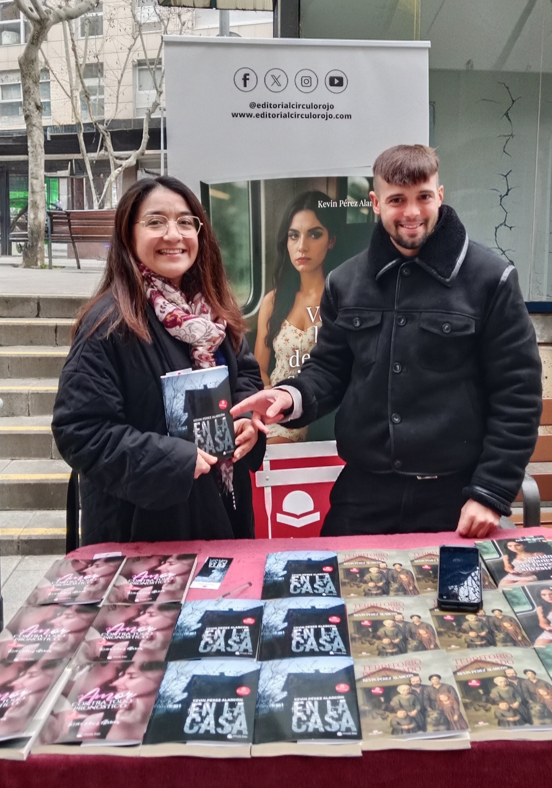 Lectora con mi novela En la casa