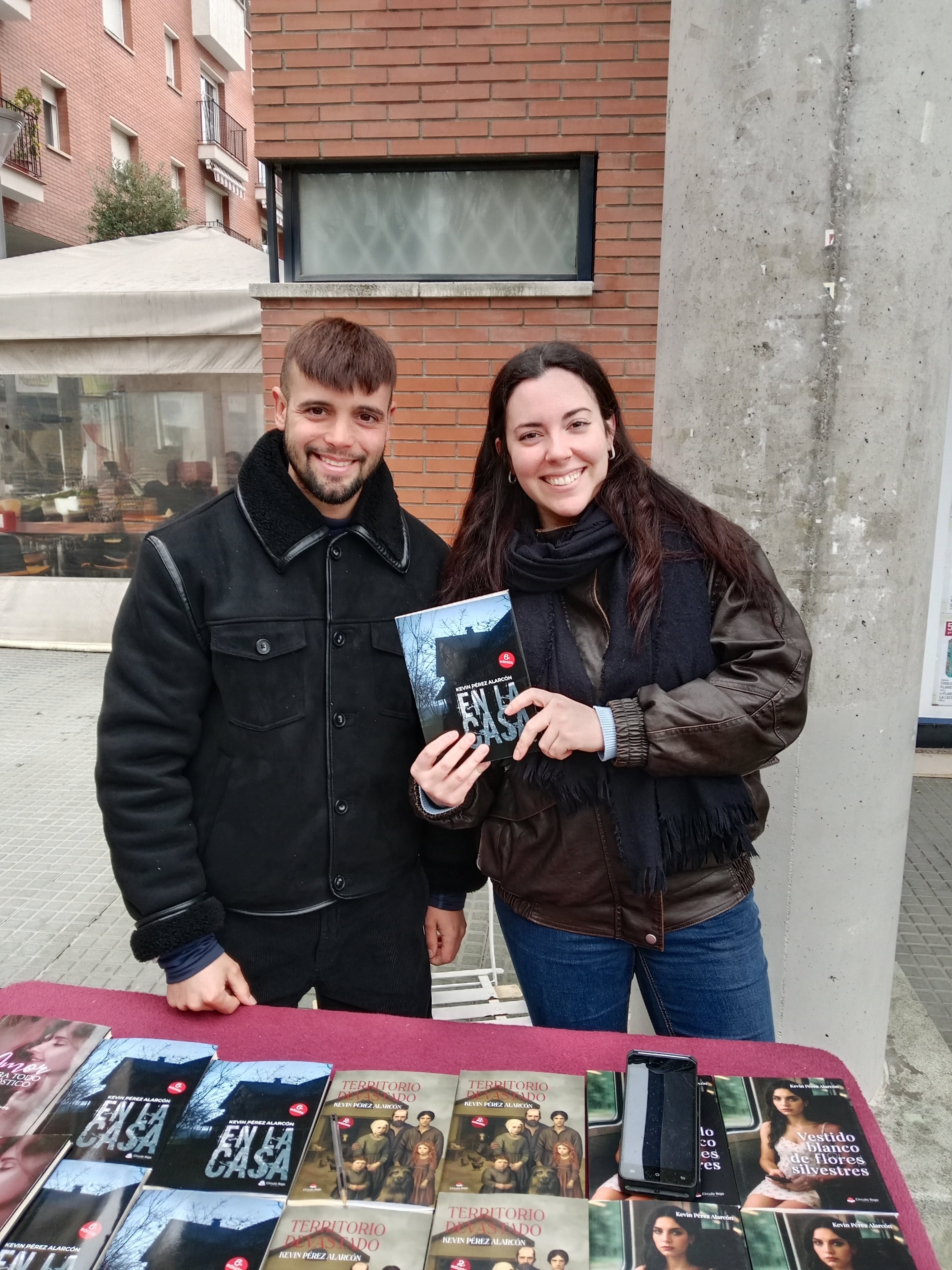 Lectora con mi novela En la casa