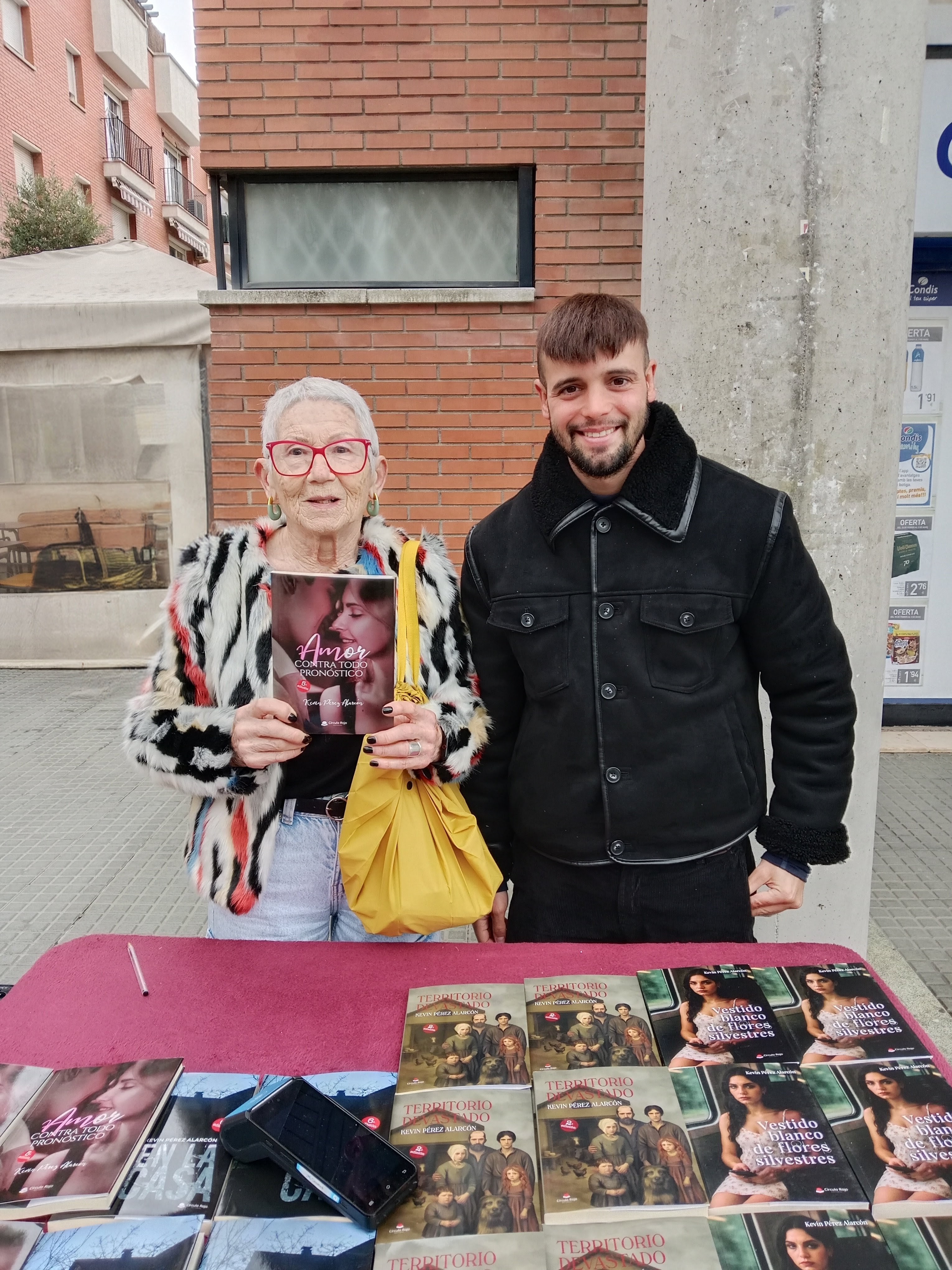 Lectora con mi novela Amor contra todo pronóstico