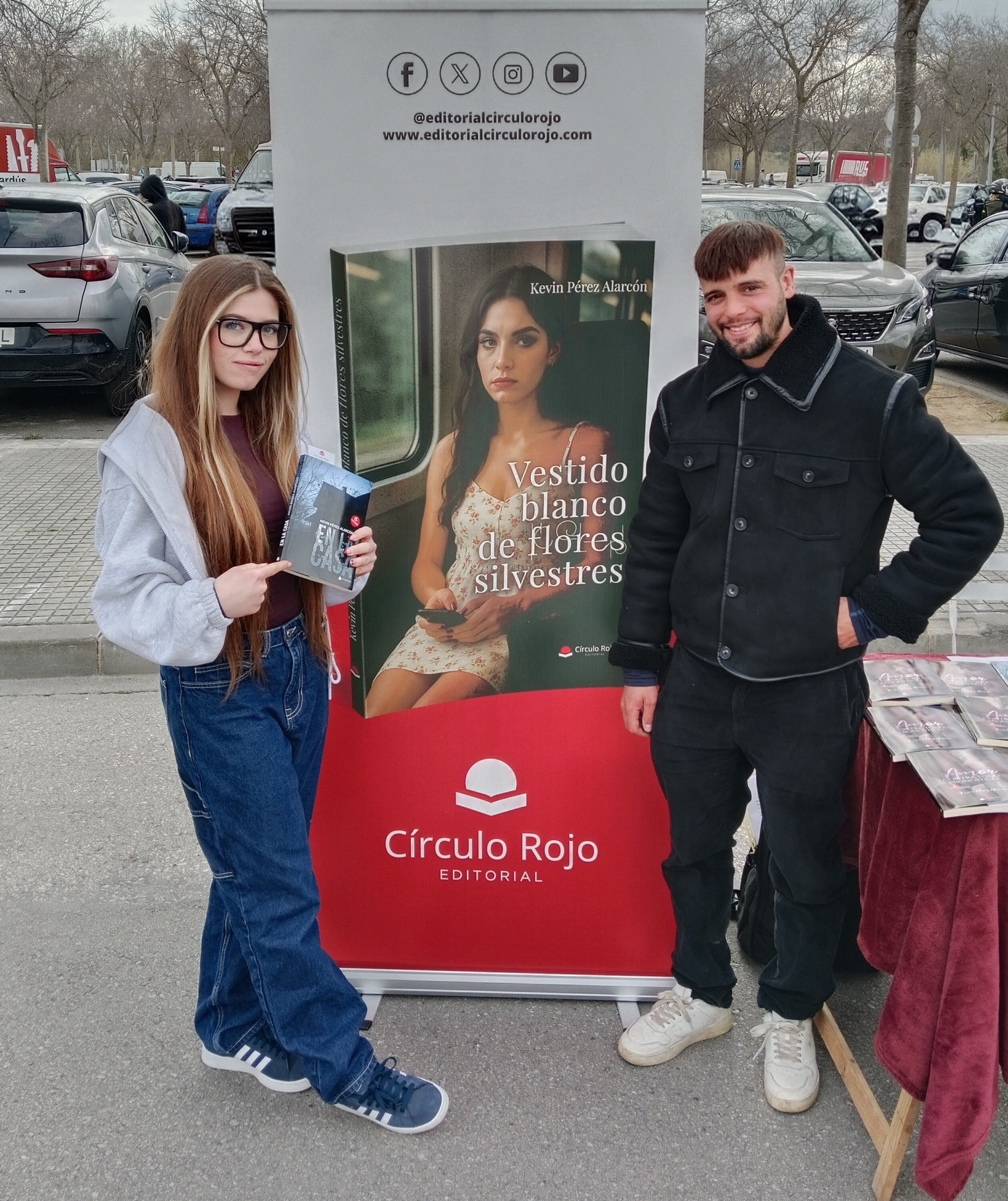 Lectora con mi novela En la casa