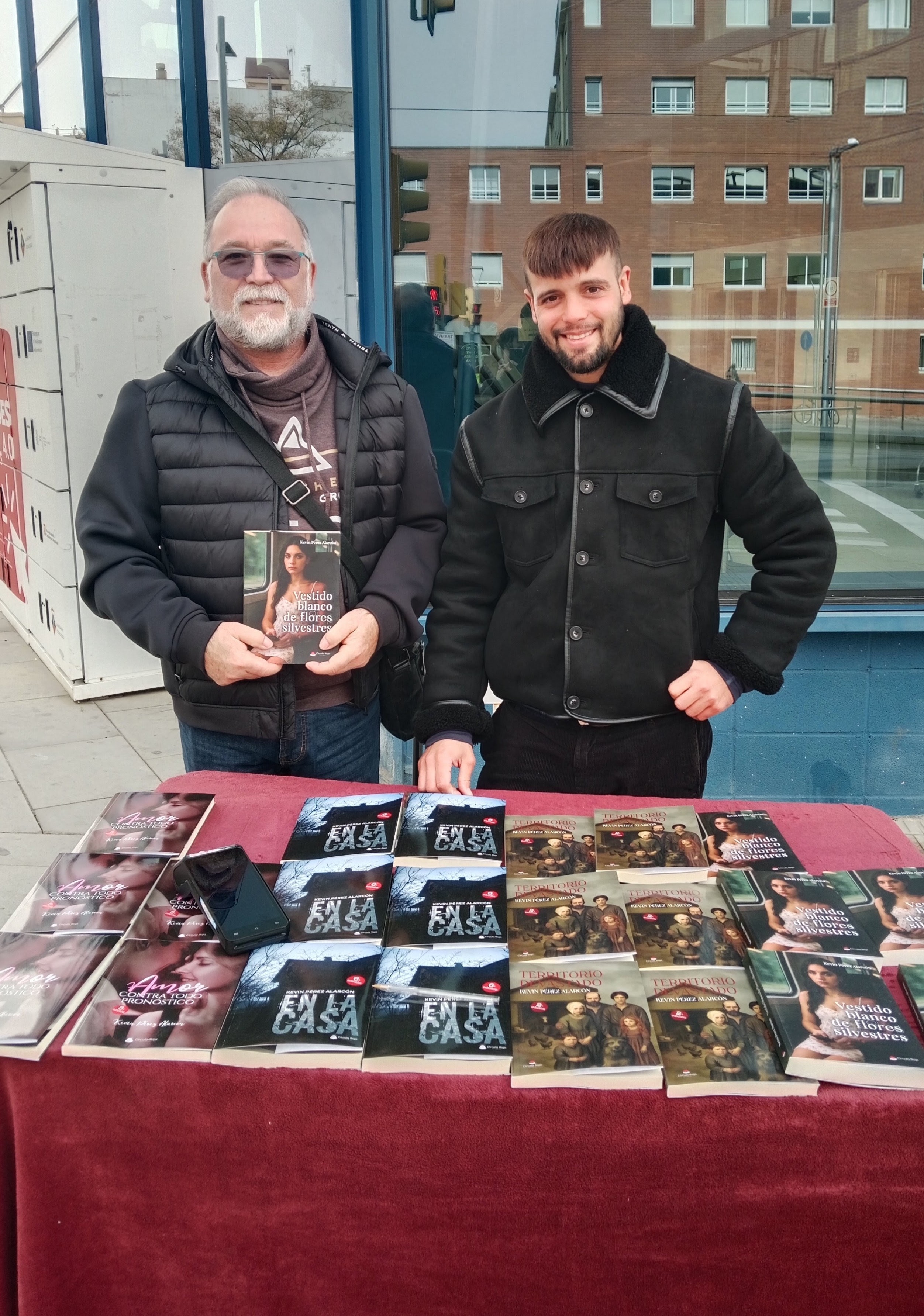 Lector con mi novela Vestido blanco de flores silvestres