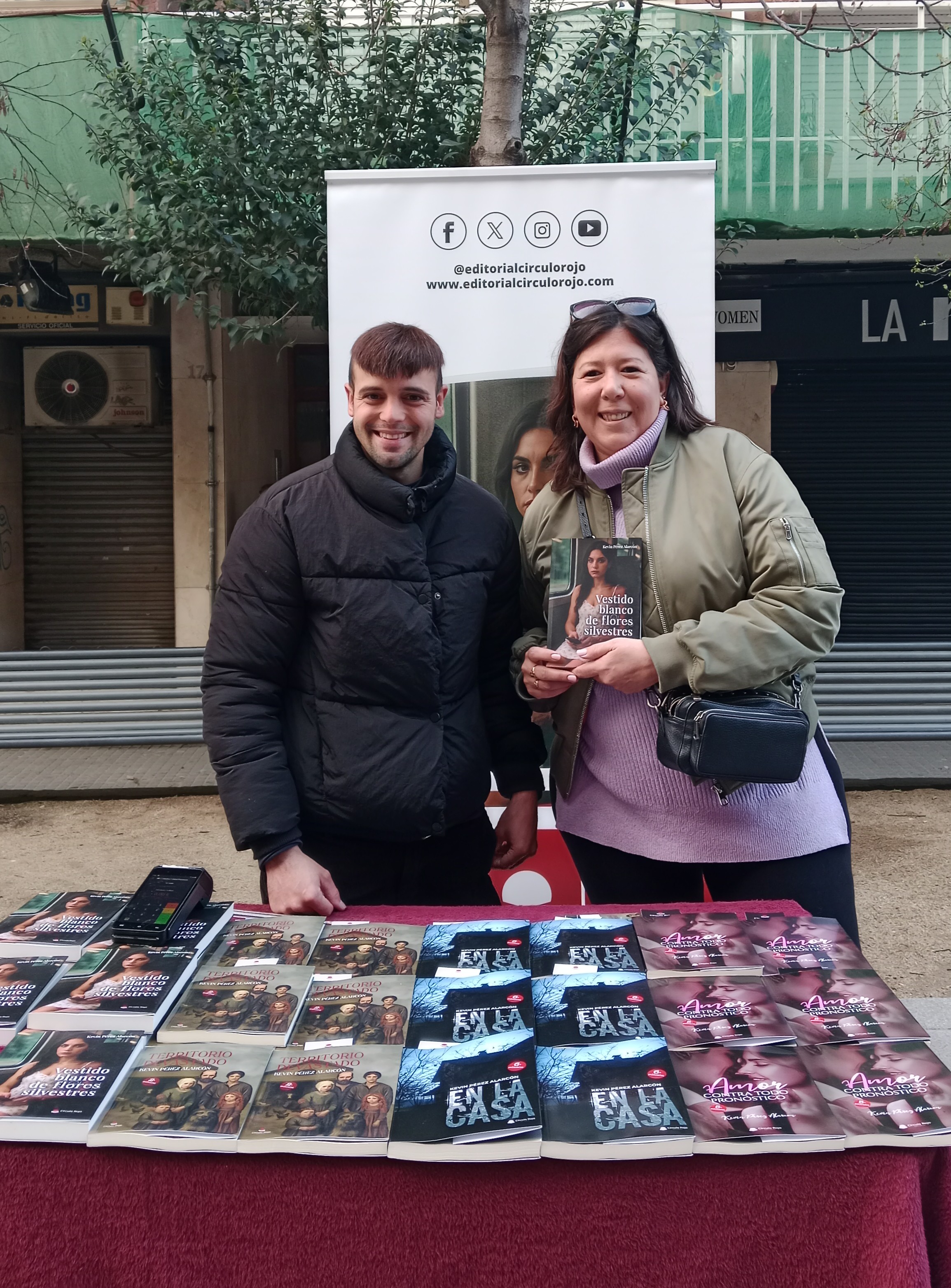 Lectora con mi novela Vestido blanco de flores silvestres