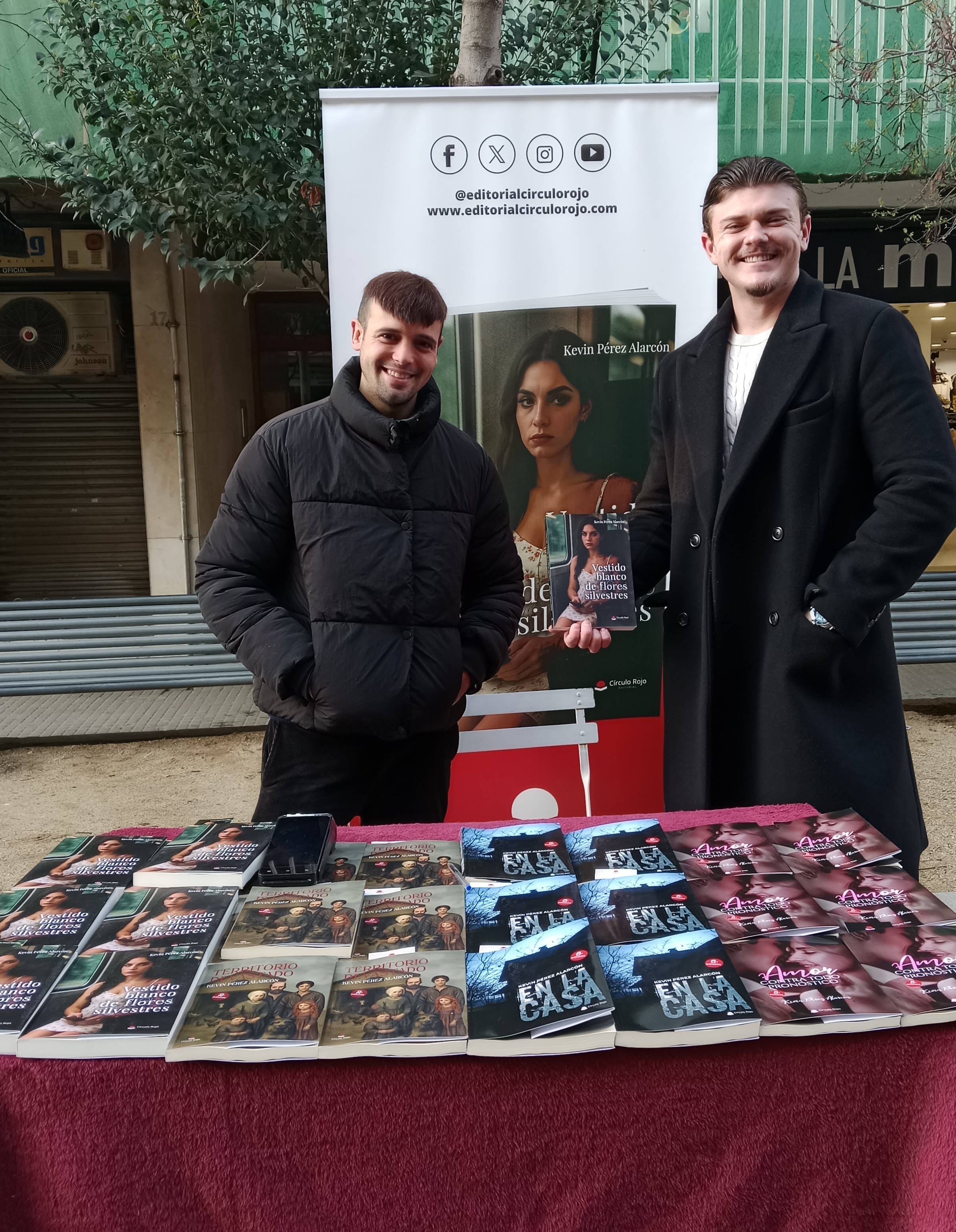 Lectora con mi novela Vestido blanco de flores silvestres