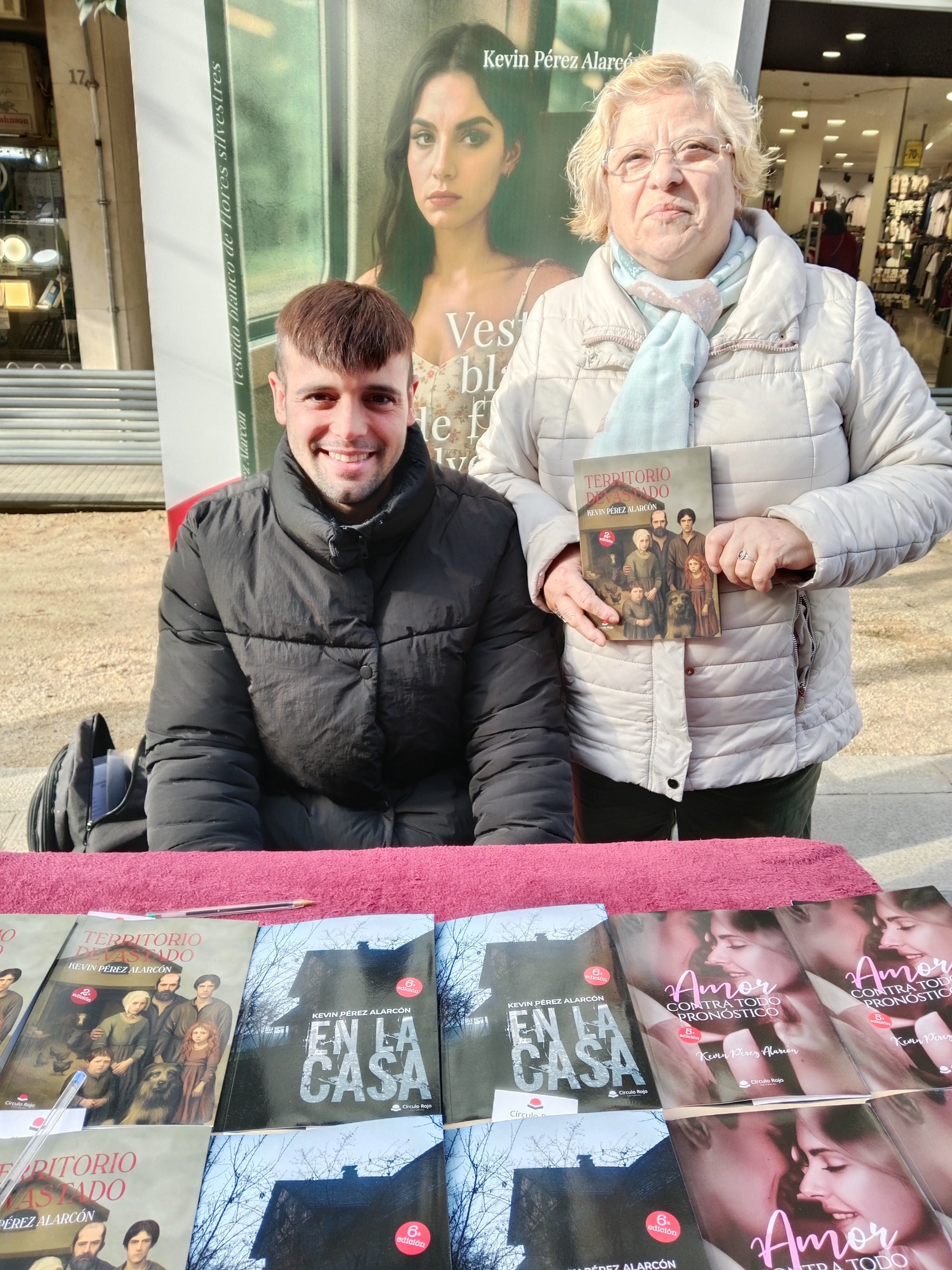 Lectora con mi novela Territorio devastado